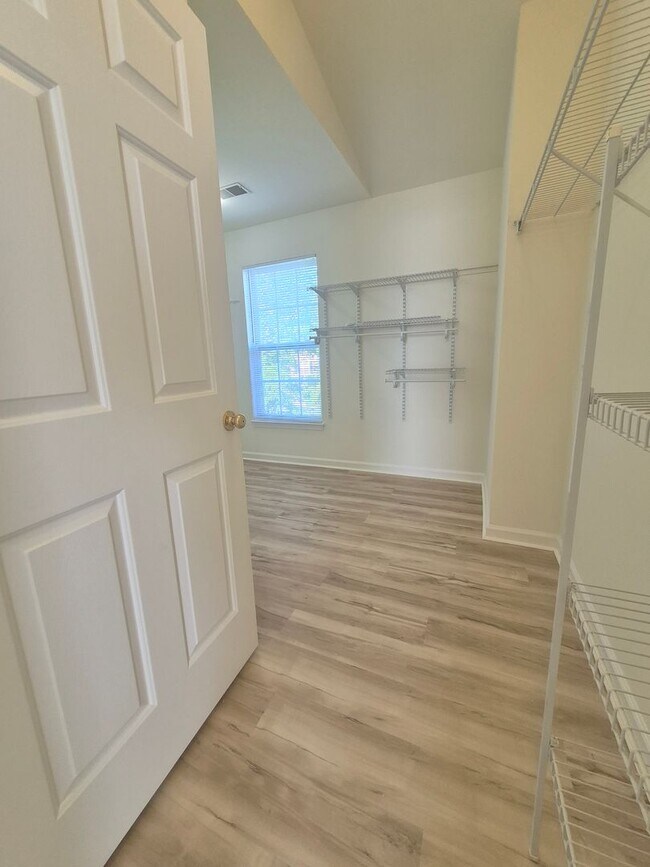 Building Photo - 5207 Linden Dr