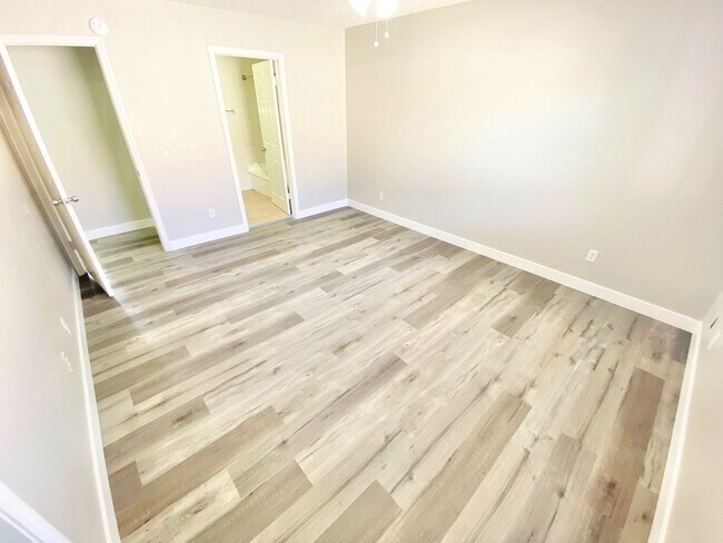 Building Photo - BEAUTIFUL 2 BED 2 BATH SECOND FLOOR CENTRAL LAS VEGAS CONDO