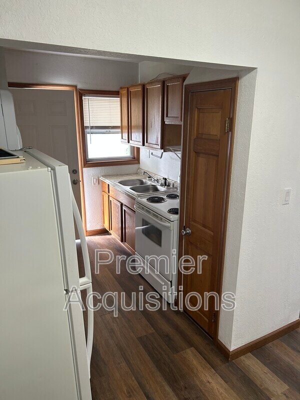 Building Photo - 208 E Bland St