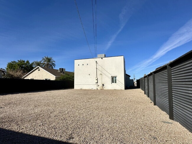 Building Photo - 2029 W Adams St