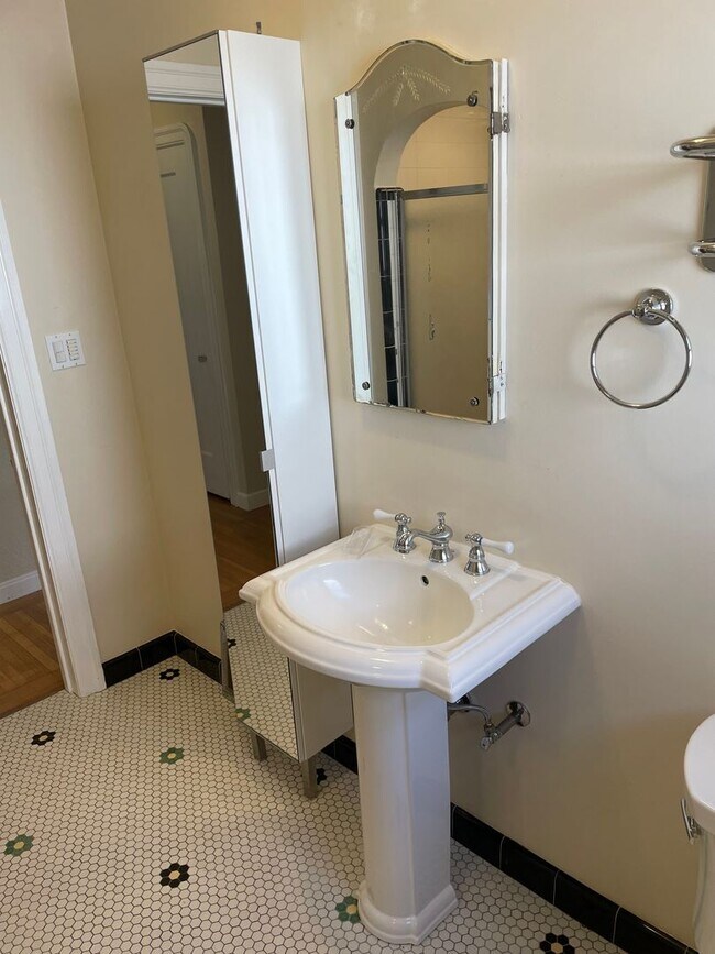 Building Photo - 6 Month Lease on a Two-Bedroom 1 Bathroom East Sacramento Home