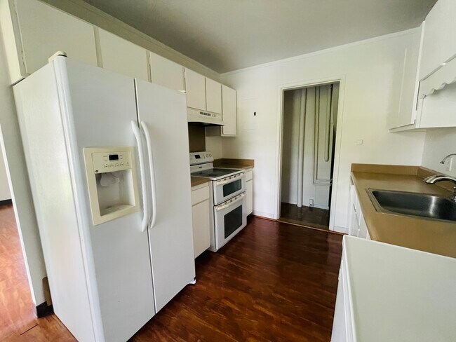 Building Photo - 98 -401 Hookanike St. #A