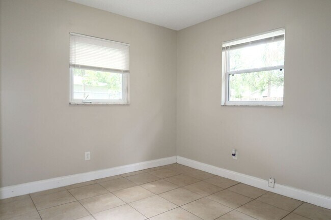 Building Photo - Move in ready 2/1 house for rent in West T...