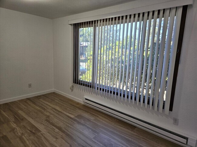 Building Photo - Remodeled 2/1.5 Townhome in a Quiet Fourplex