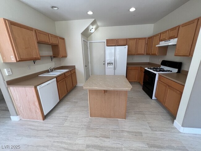 Building Photo - 733 Easter Lily Pl