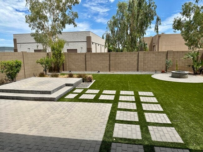 Building Photo - Stunning Southern Enclave