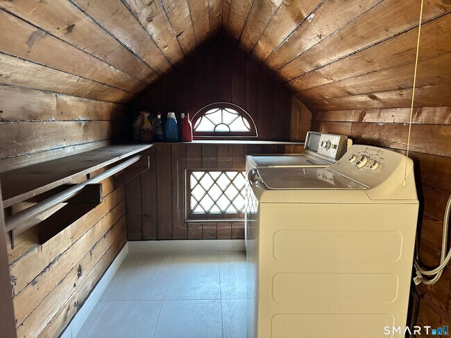 Building Photo - 1537 Chapel St