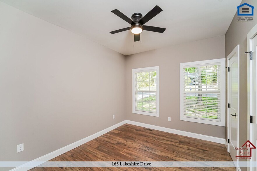 Building Photo - 165 Lakeshire Dr