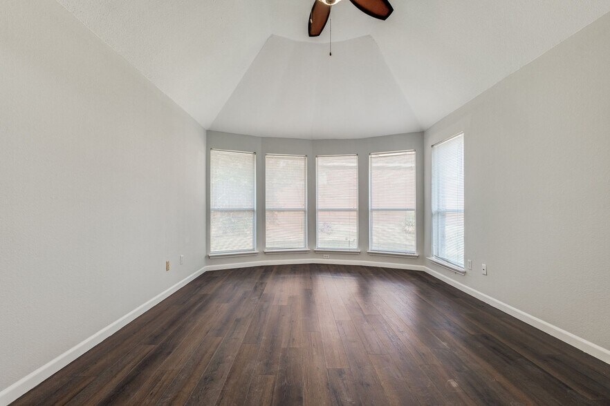 Building Photo - 2317 Suntree Ln