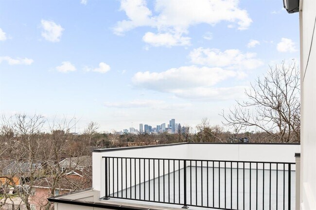 Building Photo - 1805 Sakowitz St