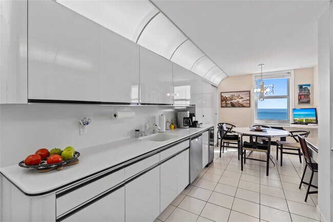 Building Photo - 1920 S Ocean Dr