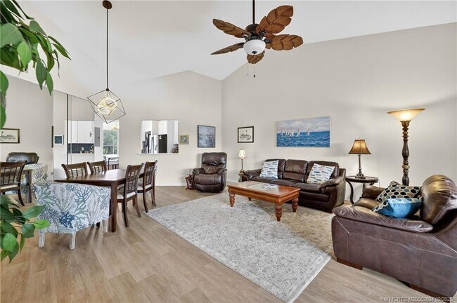 Building Photo - 6110 SE Martinique Dr
