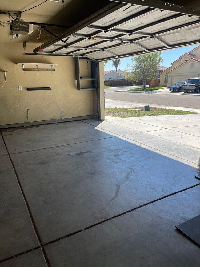 Building Photo - 50% OFF FIRST MONTH'S RENT!! MOVE-IN READY – THIS ONE WILL GO FAST!