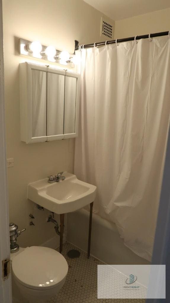 Building Photo - 1209 W Sherwin Ave