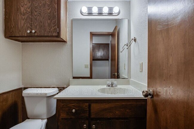 Building Photo - 6004 Paramount Dr