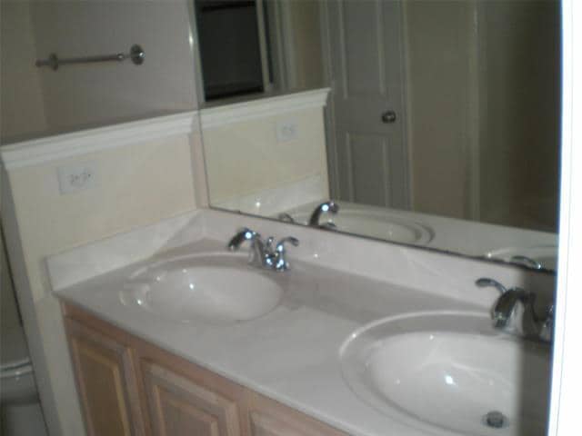 Building Photo - 2213 Willow Dr