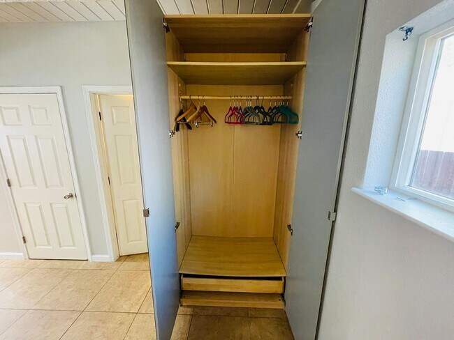 Building Photo - Pet friendly 1 bedroom unit with washer/dr...