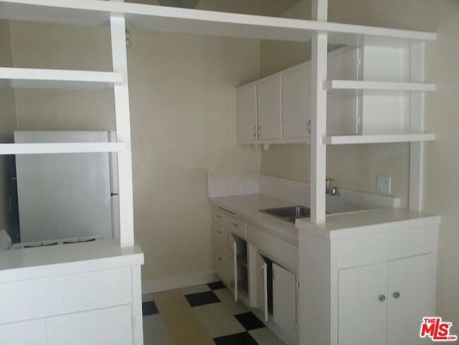 Building Photo - 570 N Rossmore Ave