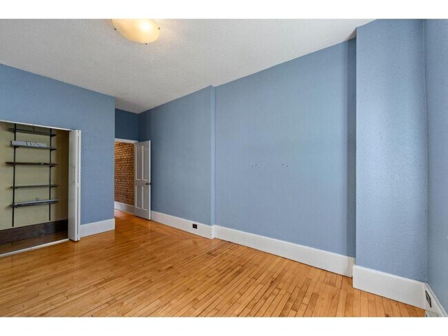 Building Photo - 609 S 9th St