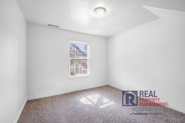 Building Photo - 3 bedroom 2 Bath Townhouse - 1 Car Garage