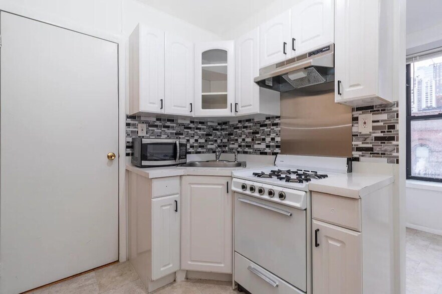 Building Photo - 315 E 95th St
