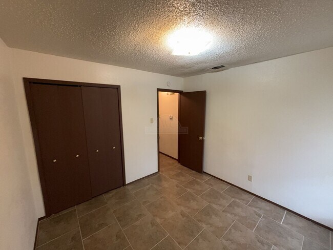 Building Photo - 2409 Shoemaker Dr