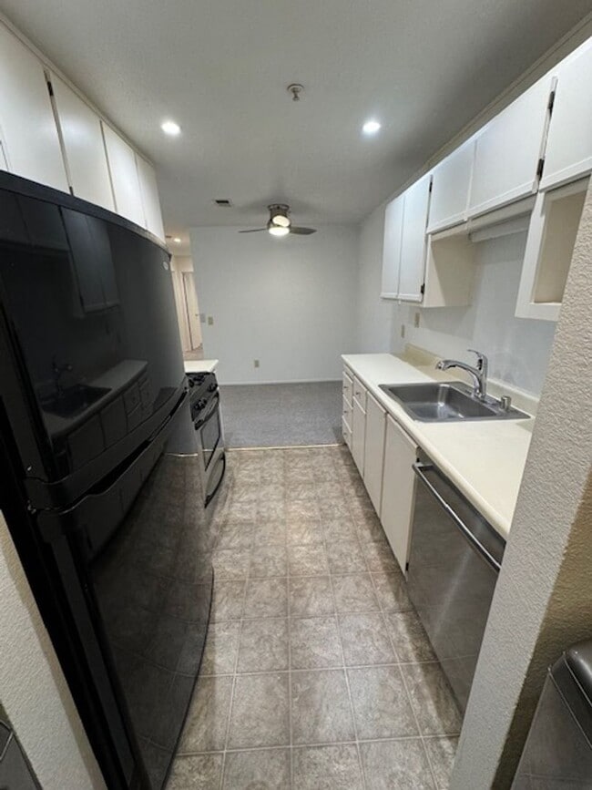 Building Photo - Beautiful 3 Bedroom, 2 Bathroom Upstairs C...