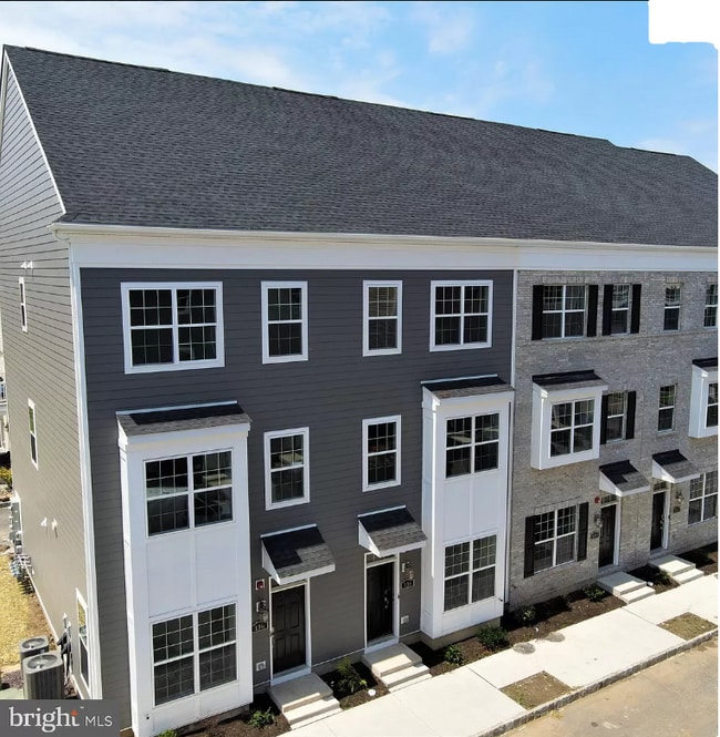 Building Photo - 98 King St