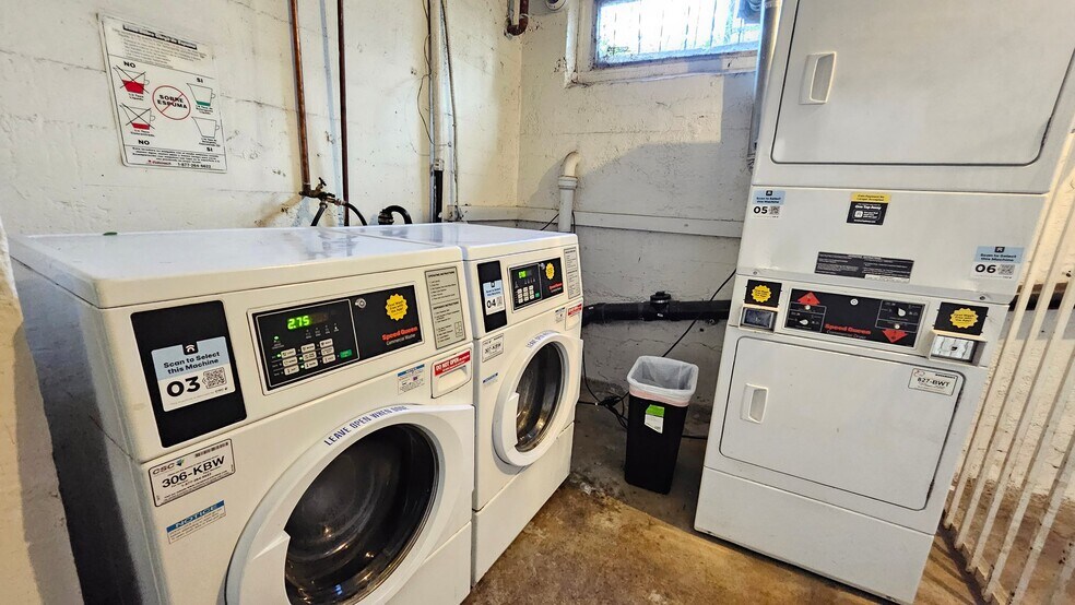 Building Photo - 1750 S Longwood Ave