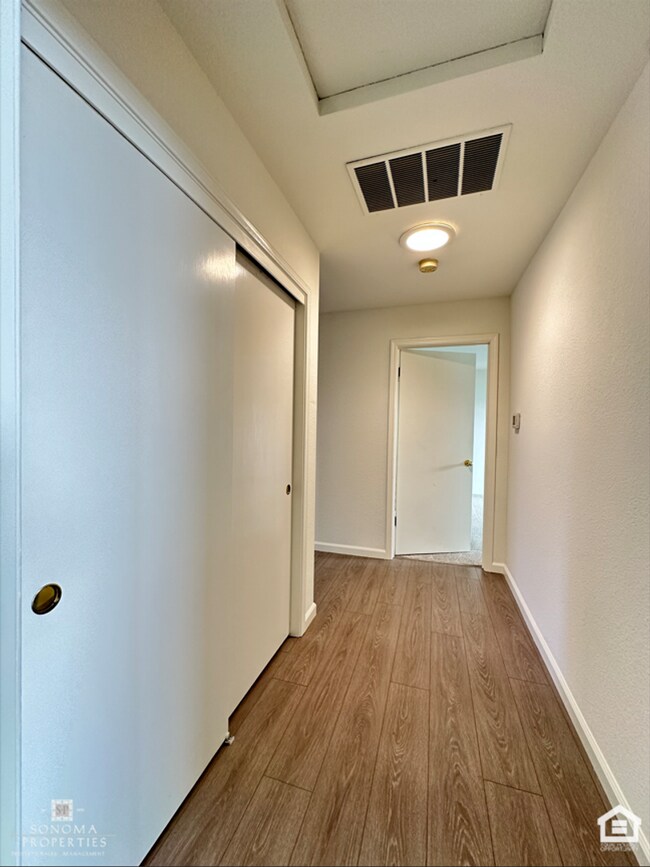 Building Photo - 2BD/2BA Duplex, Close to Downtown Sonoma!