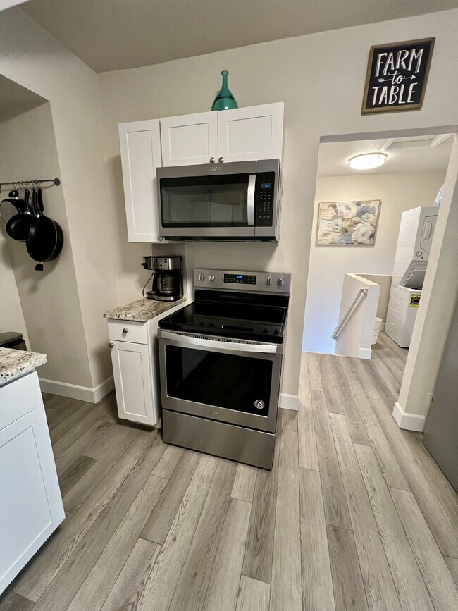 Building Photo - Short-term furnished apartment!