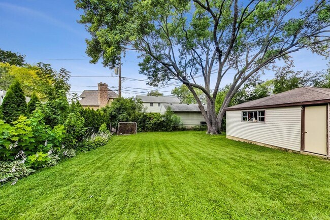 Building Photo - 1304 N Mitchell Ave