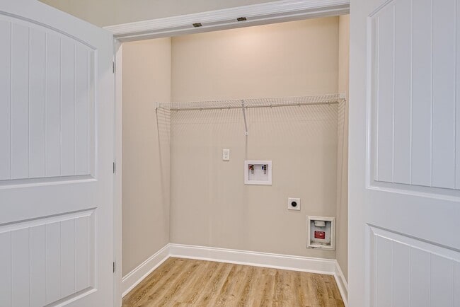 Building Photo - 2 Bed/ 2 Bath Townhome - 7 Minutes from Fort Gordon!