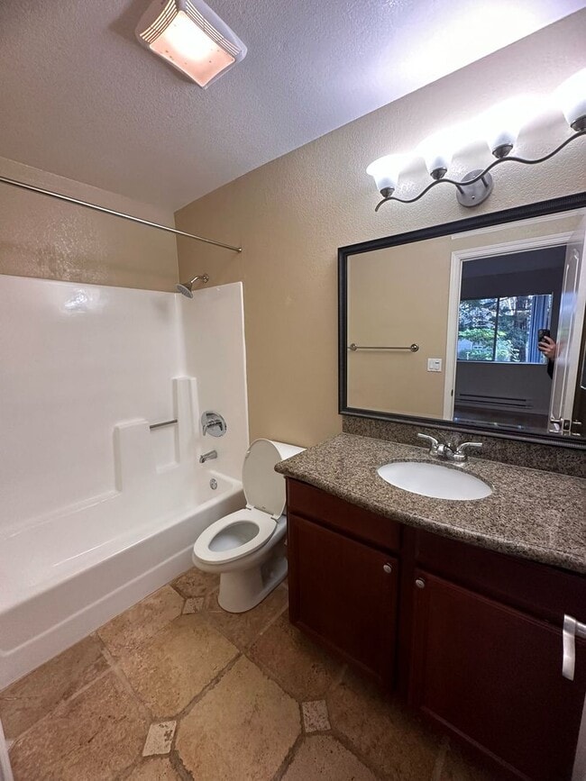 Building Photo - 2 bedrooms 2 bath condo Top floor for rent in Fremont