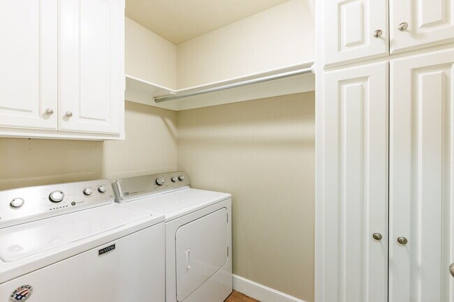 Building Photo - Beautiful, Spacious Duplex in South Lubbock