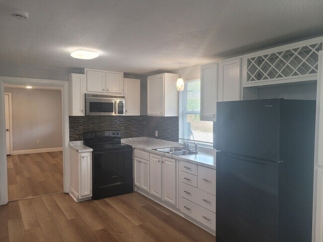 Building Photo - 1320 S Oleander Ave