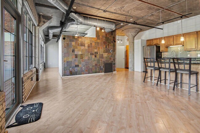 Building Photo - 315 2nd St