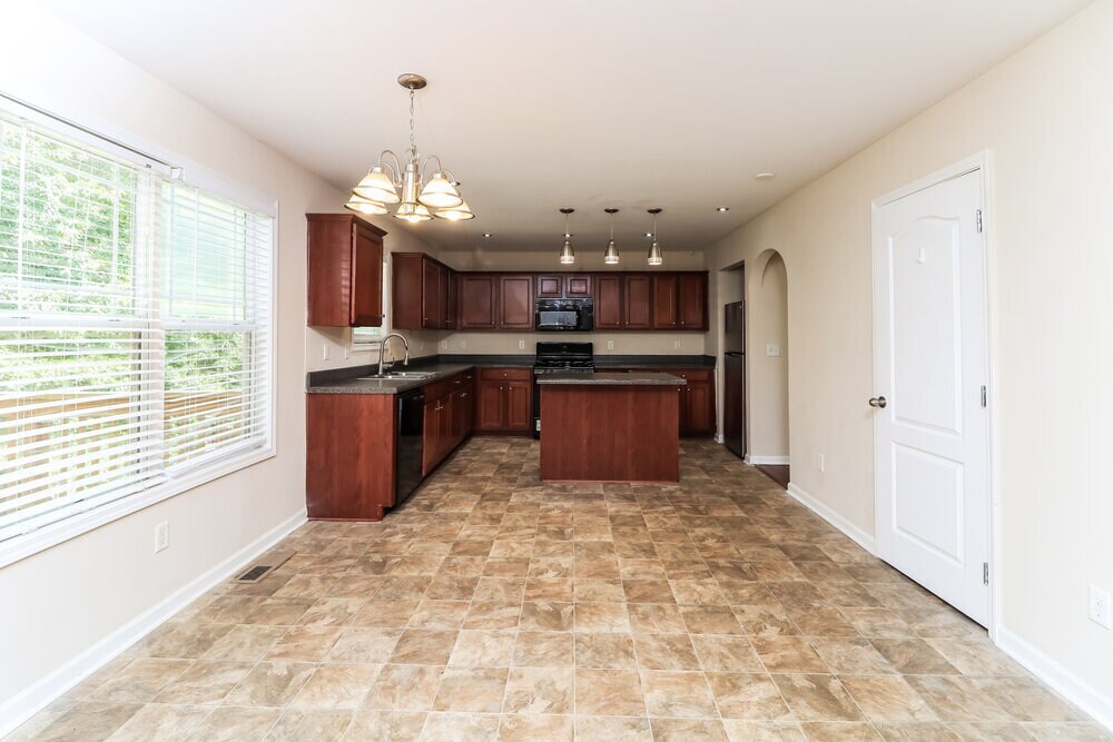 Building Photo - 910 Elderberry Ln