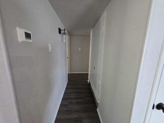 Building Photo - Hilltop 3 Bedroom, 2 Bath, 2 Car Garage Pr...