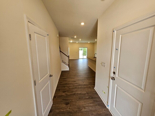 Building Photo - Beautiful Townhome