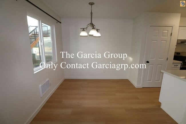 Building Photo - 1488 NE Paropa Ct