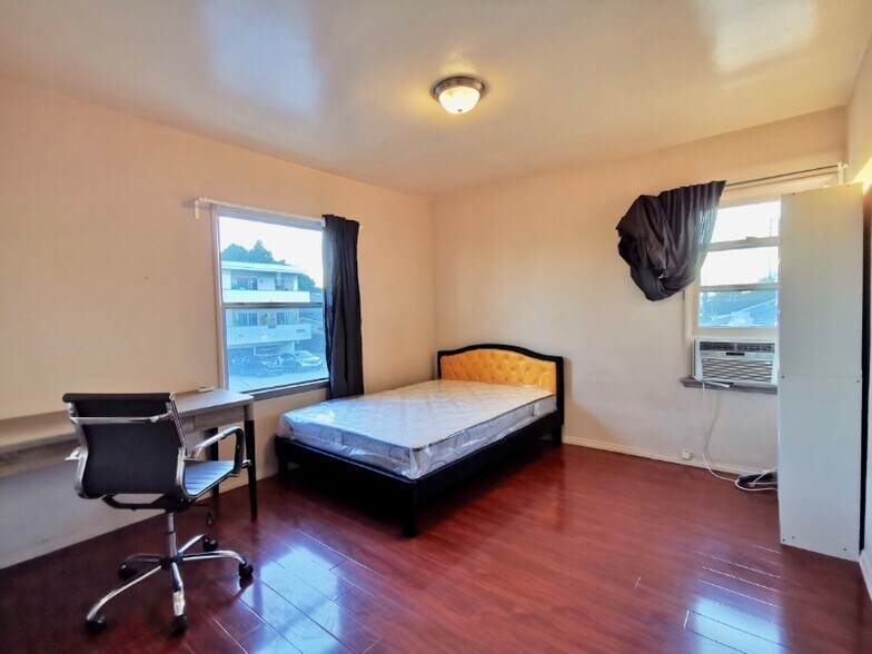 Building Photo - 2020 Cloverfield Blvd