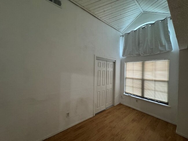Building Photo - 3 bedroom, 2 bath 2 car garage home for re...