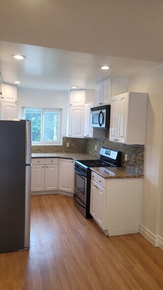 Building Photo - 2545 Beverley Ave