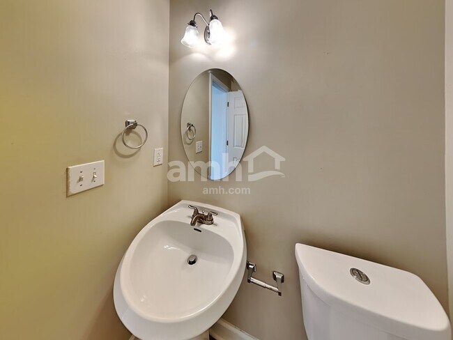 Building Photo - 2410 Greenside Ct