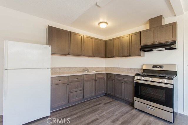 Building Photo - 930 N Stanley Ave