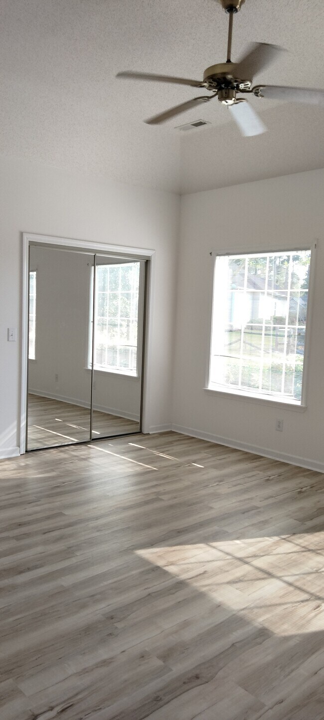 Building Photo - 294 Ravennaside Dr NW