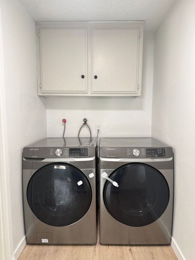 Building Photo - Townhome in North Medford!