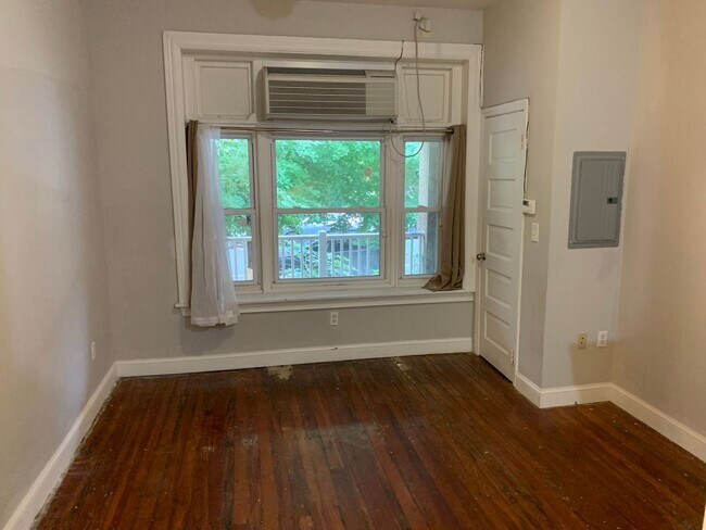 Building Photo - Amazing Studio Apartment located in Univer...