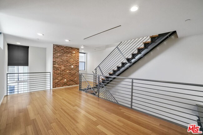 Building Photo - 1220 N Orange Grove Ave